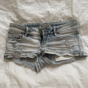 Lågmidjade Ljusblå jeansshorts  - Super fina jätte Lågmidjade jeansshorts! Storlek 34 vilket motsvarar Xs! Inga defekter💕
