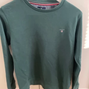 Grön långärmad tröja från GANT - Tja, säljer min gröna tröja från GANT. Den är i bra, men använt skick. Det är storlek 158/164 (13-14 år) och passar inte mig längre. Vid fler frågor är det bara att skriva. MVH Hugo