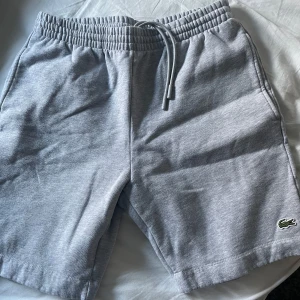 Helt nya lacoste shorts - Grå lacoste shorts i nytt skick köpa i isa.