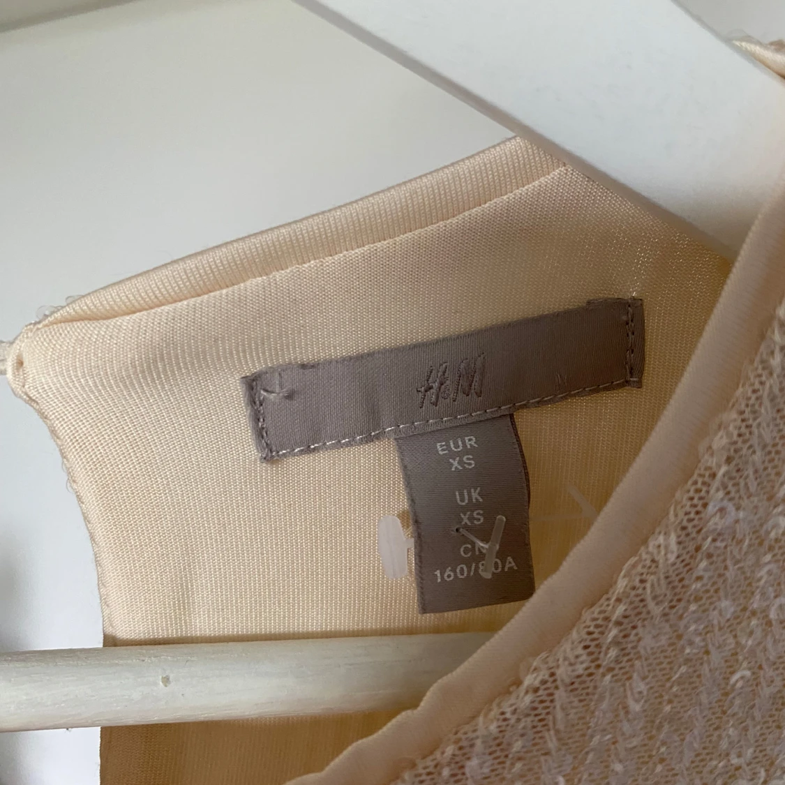 Champagnefärgad paljettklänning - 1