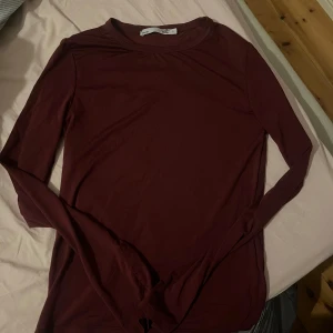 Mörkröd långärmad tröja lager157 - Enkel och stilren mörkröd långärmad tröja från lager. Tröjan har rund halsringning och är gjord i mjuk material , perfekt för lager-på-lager eller som den är. Passar dig som gillar basic och clean look.
