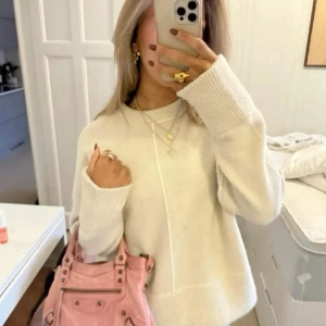Stickad tröja - Stickad tröja från Zara. Kommer inte till användning längre. Första bilden är lånad, andra är min. Skriv för ev. frågor🌸🦋