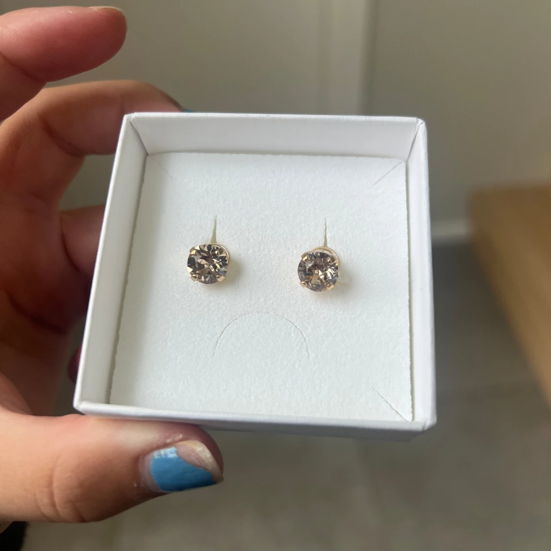 Guldiga örhängen med ljusa stenar - 2