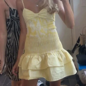 Gul kortklänning med volang och rosett - Super söt gul klänning💛💛🌻🌻🌼🌼🐝
