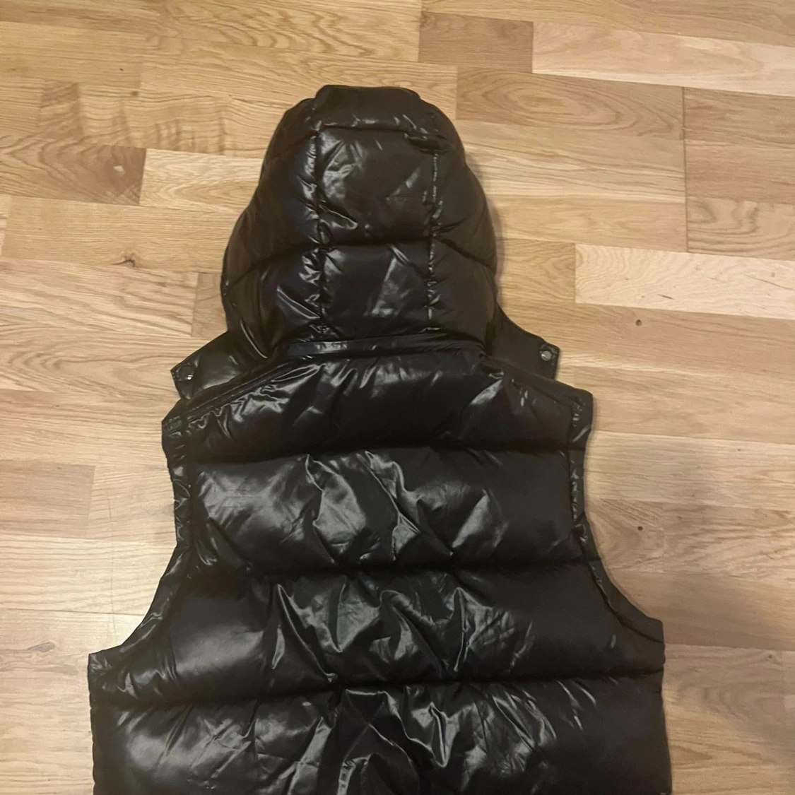 Svart dunväst från Moncler med huva - 1
