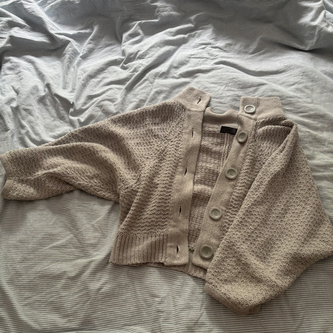 Blå stickad kofta med stora knappar