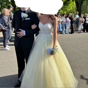 balklänning - Ljusgul balklänning från dream design Motala. Storlek 32 men passar även 34-36 eftersom det är snörning i ryggen. Jag är 170 ungefär. Finns också en underkjol till klänningen. Använd 1 gång så är som ny. Nypris 9000 🩷skriv för fler bilder eller frågor 