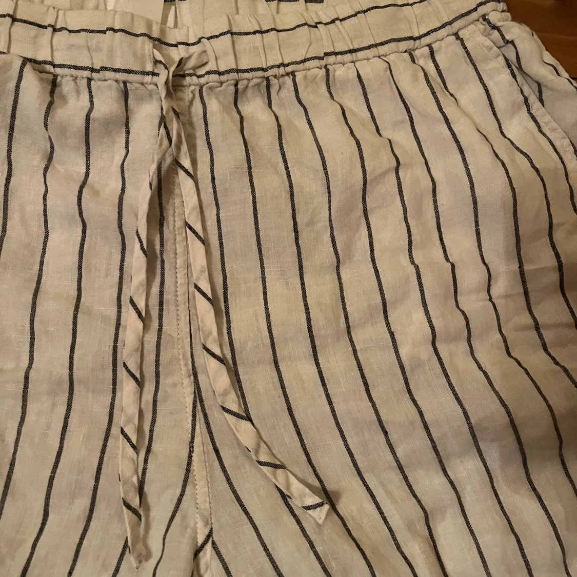 Randiga linnebyxor med snörning - 1