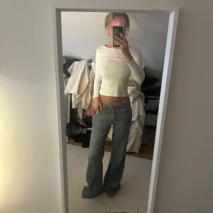 Blåa wide low waist jeans från zara - Säljer dessa snygga jeans från zara för de tyvärr inte kommer till användning, använda 1 gång, nypris 659kr