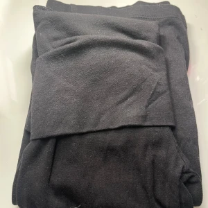 Svarta mjukisbyxor från Gina Tricot - Svarta yogapans från Gina Tricot! Storlek 134/140, använda Max 2 gånger 😍