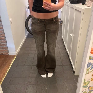 Bruna bootcut jeans låg midja - Säljer ett par bruna bootcut jeans med låg midja. Använda vid 1 tillfälle. I weekdays nova modell. 