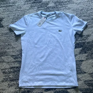 Lacoste T-shirt - Säljer en helt ny Lacoste T-shirt, etiketten är fortfarande på, den är storlek M. Pris kan diskuteras