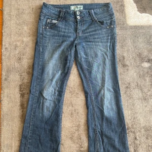 Blå bootcut jeans från Joli - Snygga blå jeans från Joli med bootcut passform, nästan aldrig använda pg av att dem är förstora. fråga gärna om mått osv!🥰