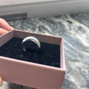 Chunky silverring i blank finish - Snygg silverring från Edblad. Perfekt statement-piece som ger en cool vibe till din outfit. Kommer  Har en stilren, minimalistisk design utan detaljer eller mönster. Storlek 17,5 bör alltså vara M eller S