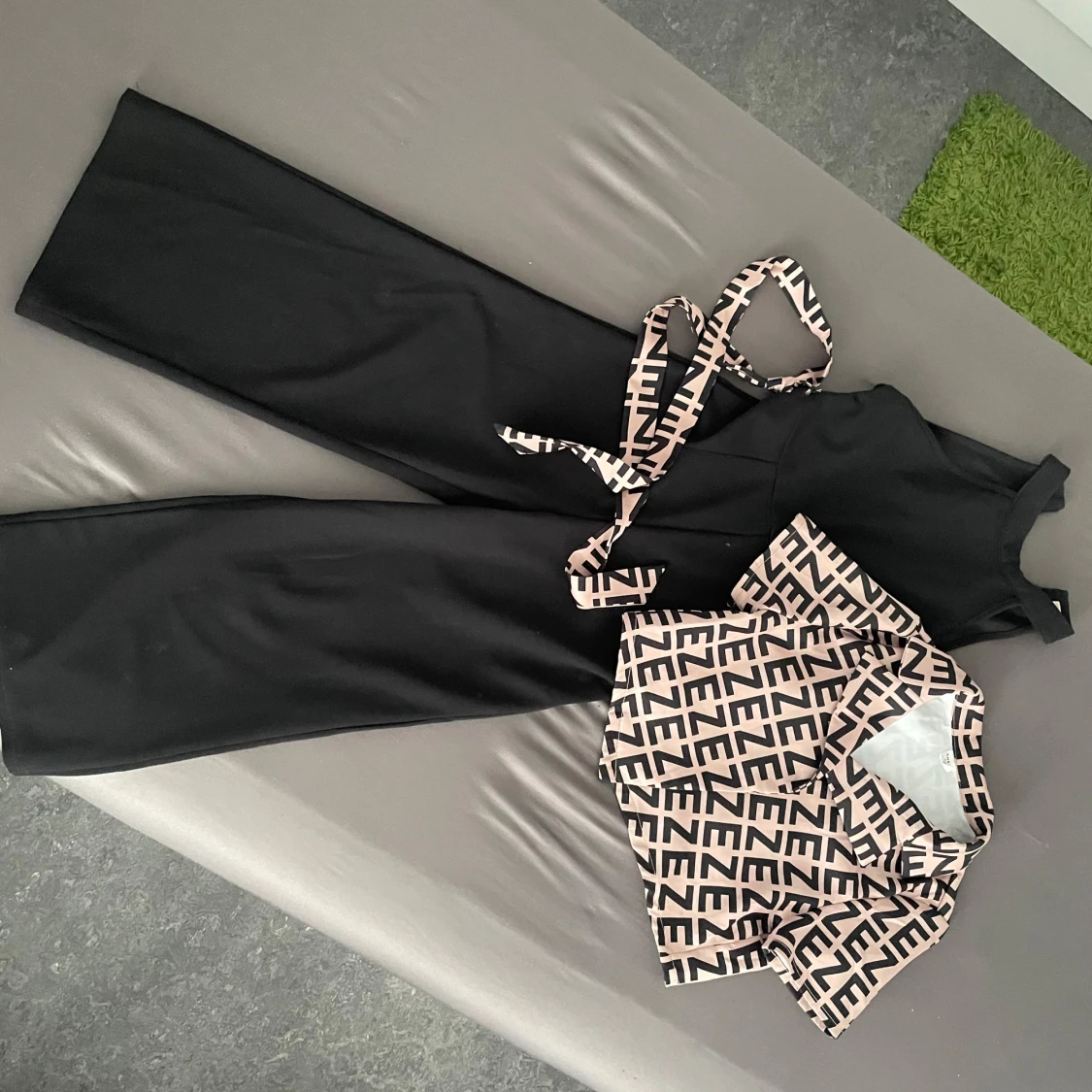 Svart långklänning med mönstrad bälte