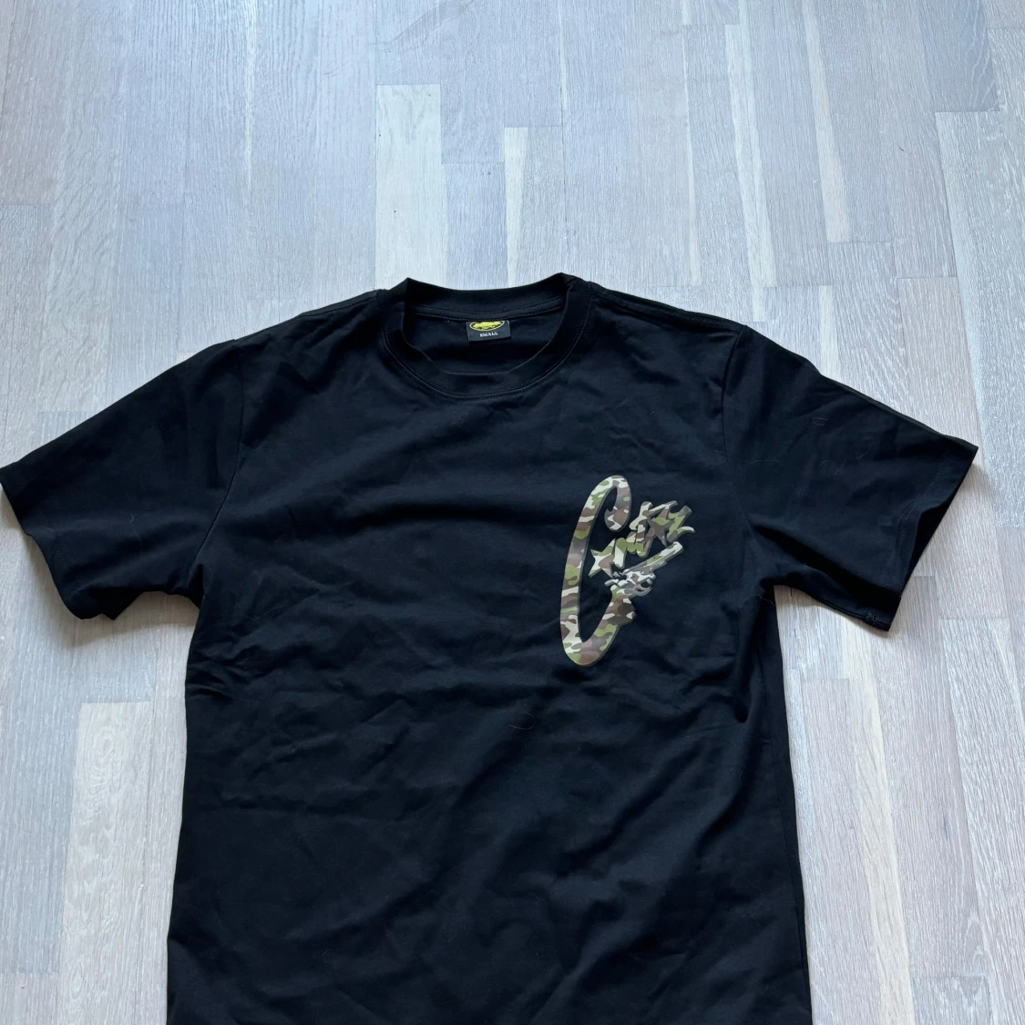 Svart t-shirt med camo-tryck från Cayler & Sons