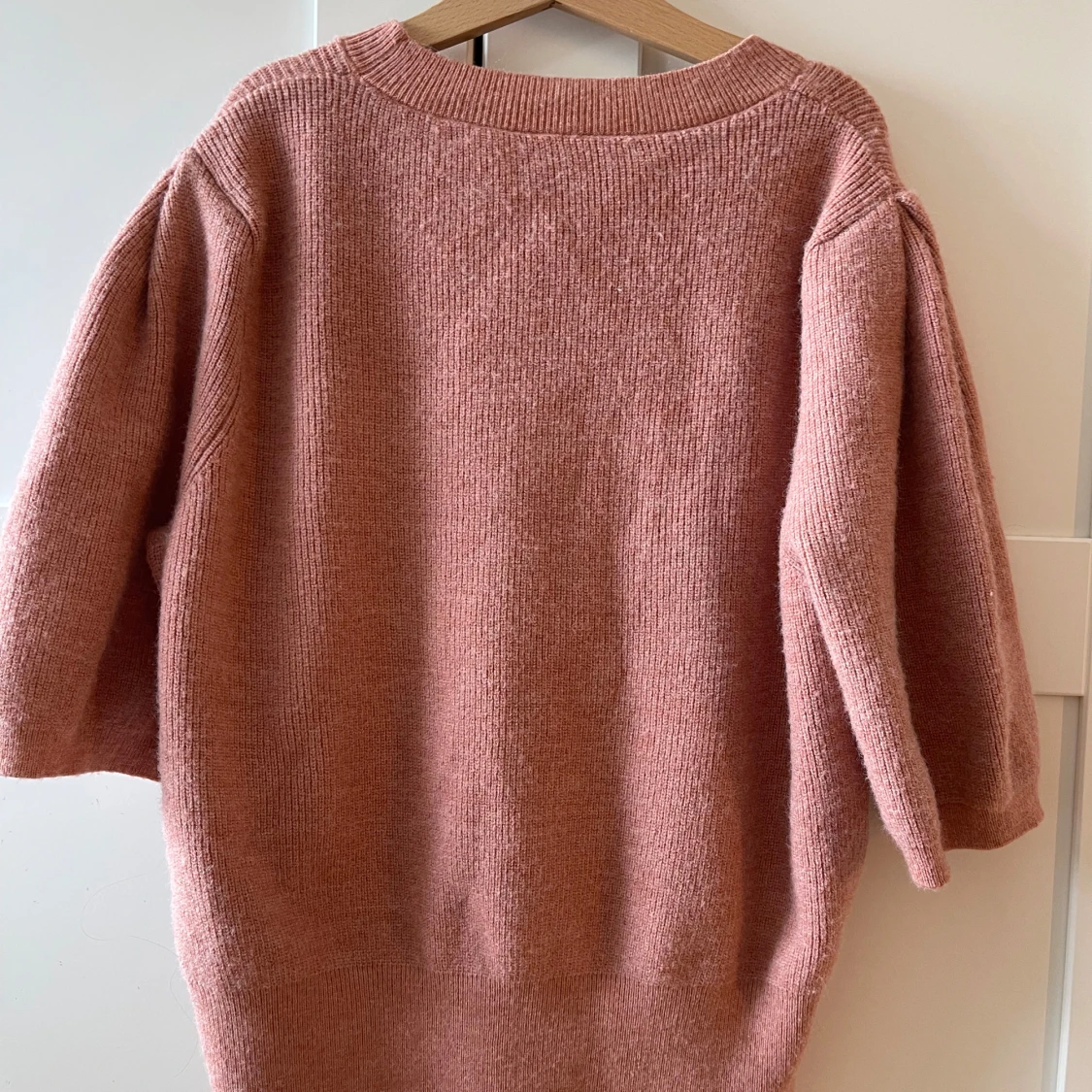 Rosa stickad tröja med halvärm - 1