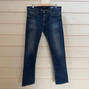 Replay jeans grover - Tjenare, säljer ett par replay jeans i modellen Grover. Dem är i storlek W34 L32 och i mycket bra skick, endast några små fläckar som knappt syns. Hör gärna av er vid frågor och funderingar!🤗