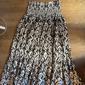 Brunvit långkjol med mönster - Långkjol från zara