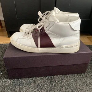 Valentino skor - Storlek 44. Fint skick, lite skador framtill. Replacement låda samt dustbag medföljer från mina andra valentino skor. 