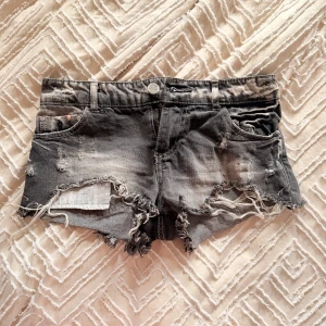 Grå slitna jeansshorts  - lågmidjade shorts med snygga slitningar och detaljer 
