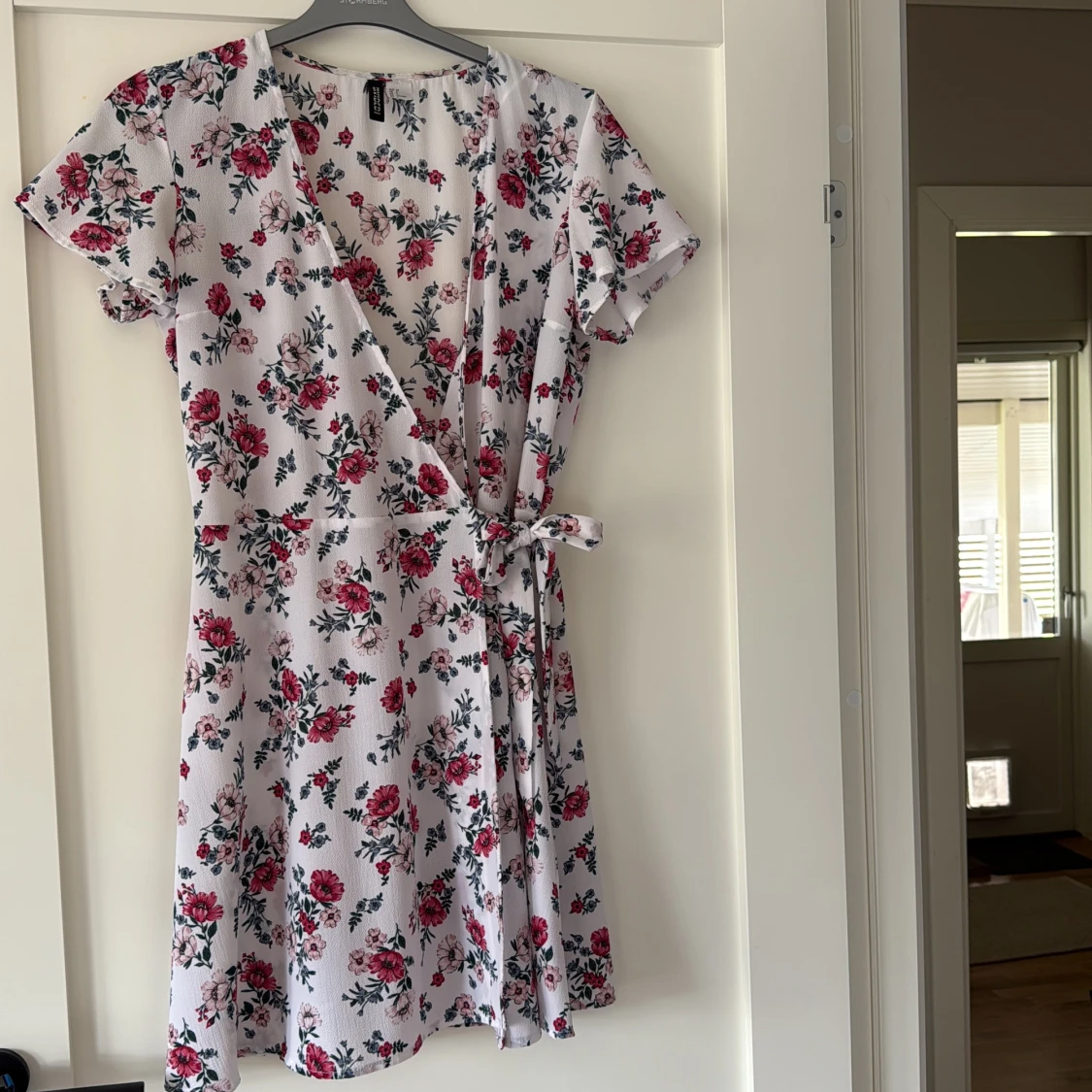 Blommig omlottklänning från H&M