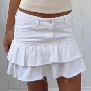  Trendig Vit lågmidjad volangkjol med jeansdetaljer - Skit snygg jeans kjol ifrån young gina i stlrk 158 164 prislappen finns kvar 