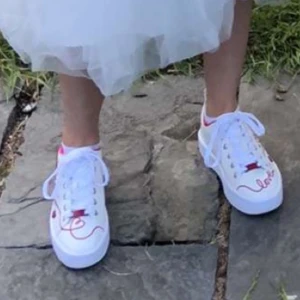 Sneakers - Coola & unika sneakers med röda detaljer. Använda en gång på en student (därav smutsiga då dom användes hela dagen). Så förutom smutset är dom i bra skick :) Från Zalando märket Aldo. Köpta för flera år sedan. Kom med prisförslag, allt ska bort!❤️står inte storlek men gissar på 36, brukar ha det!