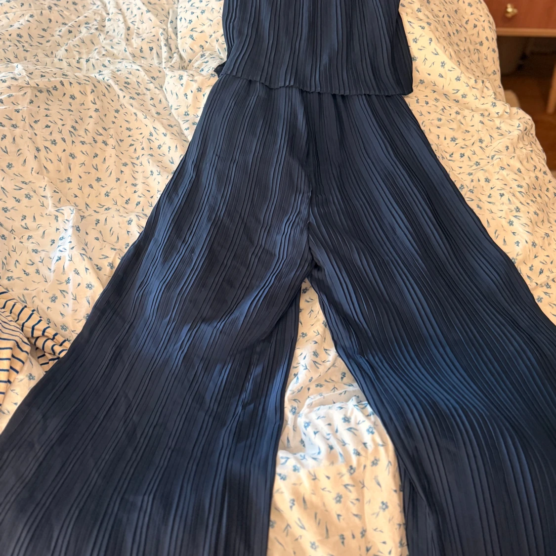 Mörkblå plisserad byxdress från ICHI - 1