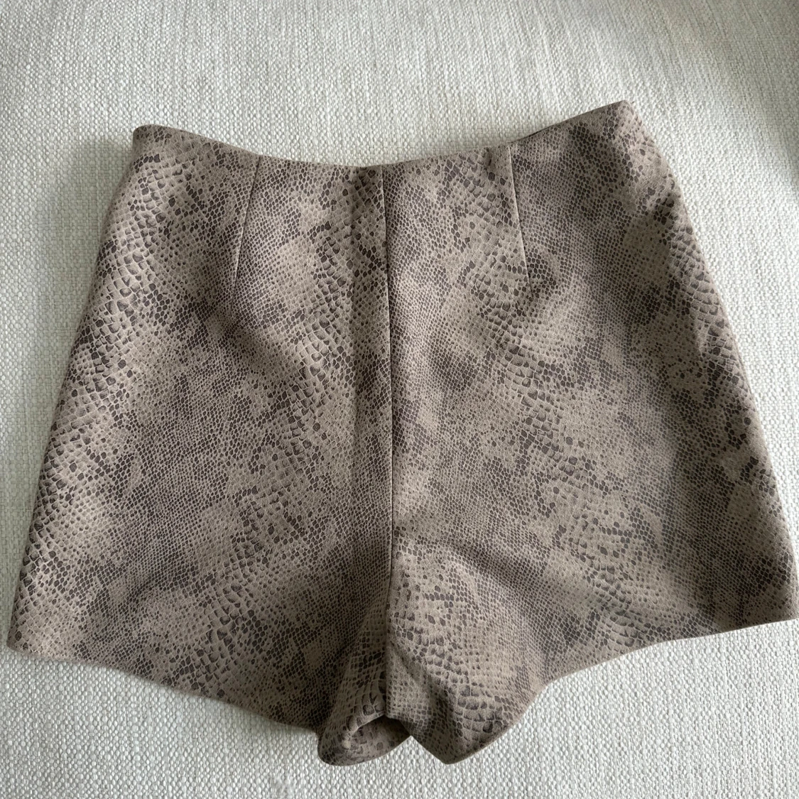 Beige omlottkjol med ormmönster - 2