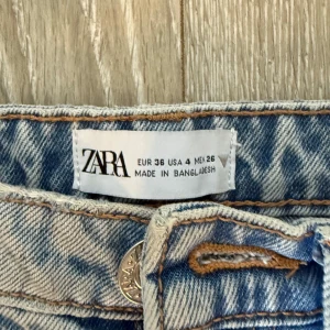 Ljusblå raka jeans från Zara - Säljer ett par ljusblå jeans från Zara i rak modell. Storlek 36.