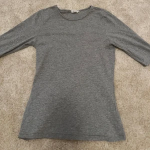 Filippa K t-shirt - Så snygg t-shirt till hösten🍂 trekvarts ärmad!💘