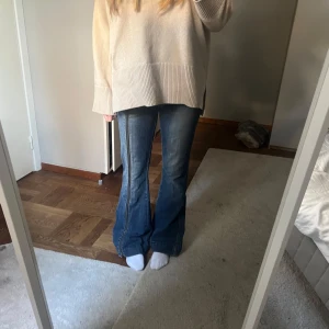 Lågmidjade bootcut jeans med dragkedja  - Coola Lågmidjade bootcut jeans med dragkedja, storlek 36/38