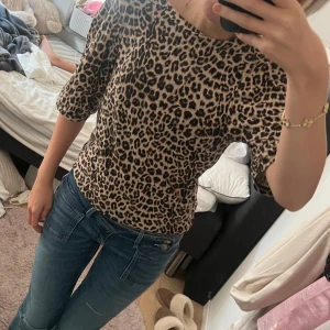Leopardmönstrad topp med trekvartsärm - Snygg topp med leopardmönster i beige och svart. 