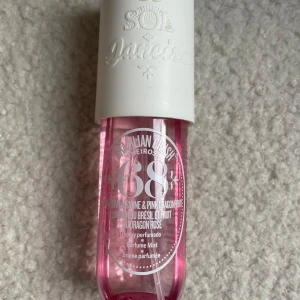 Sol de Janeiro Cheirosa 68 Perfume Mist - Fräsch och tropisk body mist från Sol de Janeiro, Cheirosa 68, med doft av brasiliansk jasmin och pink dragonfruit. Flaskan är rosa med vit spraykork och rymmer 90 ml. Perfekt för dig som älskar söta och fruktiga dofter. Använd men det finns mycket kvar (se på bild)