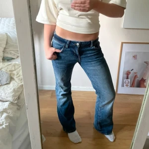 Slutsålda H&M jeans  - Snygga blåa bootcut jeans med låg midja. Knappfickor bak💞
