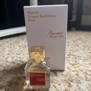 Baccarat rouge 540 - Hej säljer min baccarat rouge 540. Det är cirka 70-75% kvar i flaskan. Äkta från NK(Har digitalt kvitto). Kom privat för fler frågor 