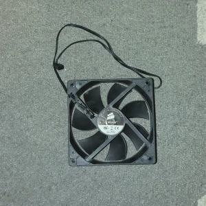 Corsair Brushless Fan (Fläkt för gaming) - Fläkt/Fan för gaming. Bra skick och lätt att installera. Kommer inte med original paketet. Sällsynt och svårt att få tag på, jag kan sänka priset ifall det behövs. (Corsair 12V DC 0.38A Brushless Fan)