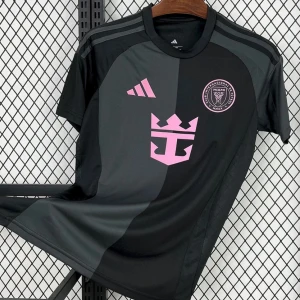 Inter Miami svart fotbollströja Adidas - Finns i alla storlekar! Snygg svart och mörkgrå Inter Miami fotbollströja från Adidas med rosa detaljer och klubbmärke på bröstet. Tröjan har korta ärmar, sportig passform och är tillverkad i ett lätt och ventilerande material perfekt för träning eller match. Oanvänd. Pris kan diskuteras.