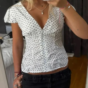 Vit prickig blus med v-ringning - xs-s lite använd köpt här💕