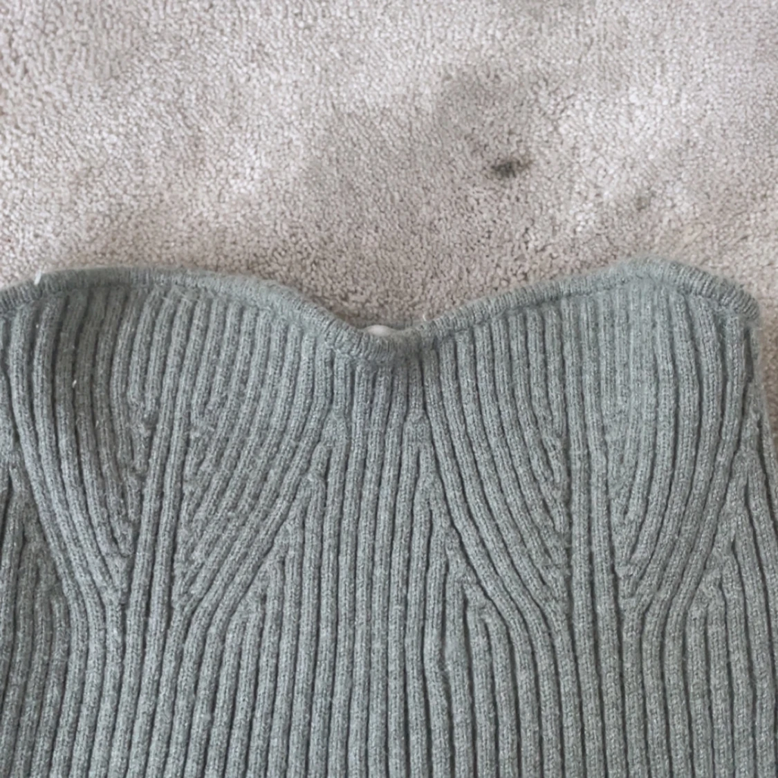 Grå ribbad stickad tubtopp från Zara