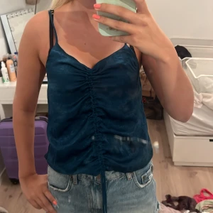 Mörkbl/grön å linnetopp med snörning - Snygg mörkblå linnetopp med smala axelband och knytning i mitten❤️(är lite mer grön i verkligen❤️)