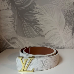 Vit bälte med guld logga - 2st finns kvar i denna modellen, dm vid intresse!