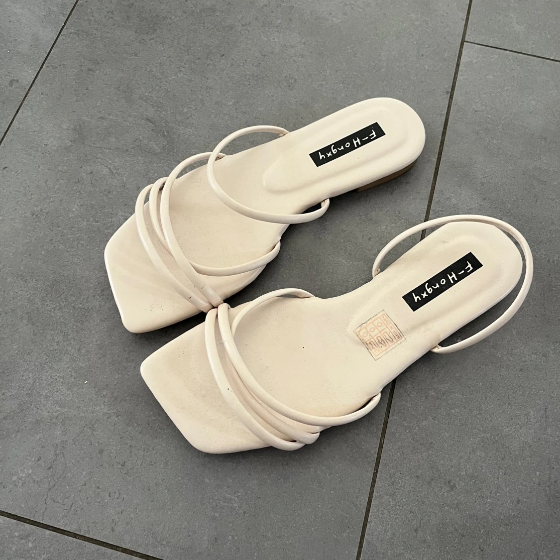 Beige sandaler från F-Honey