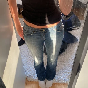 Lågmidjade blå jeans från Lee - Snygga blå jeans från Lee med låg midja och klassisk femficksdesign. Jeansen har raka ben med lätt utsvängning och slitningar för en cool, avslappnad look. Har ett hål vid högre knä. Tillverkade i mjukt denim med Lee-logga på bakfickan. Köpte för 650kr💓