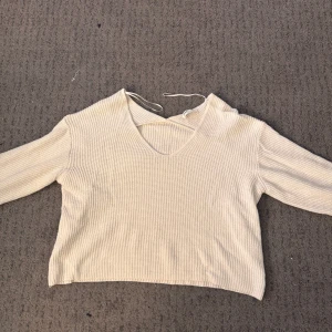Beige ribbad stickad tröja Pull&Bear - Superfin beige stickad tröja från Pull&Bear i ribbat material. Tröjan har v-ringning, är tyvärr för liten för mig