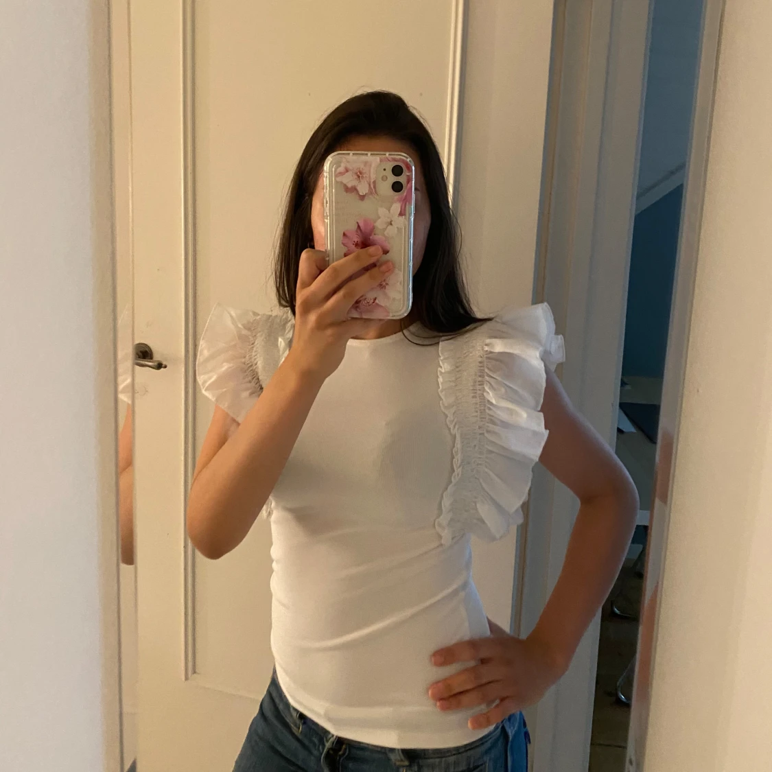 Vit topp med volangärmar från amisu - 1