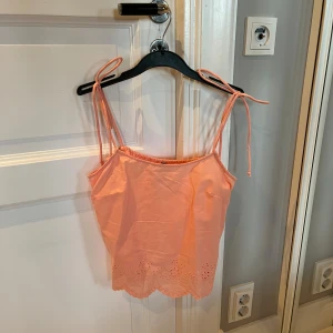 Söt topp - Fint linne med söta detaljer!