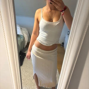 Ljusbeige ribbad långkjol med slits - Supersnygg ljusbeige ribbad långkjol med slits på sidan. Kjolen är stickad och har en skön, elastisk midja som sitter bekvämt. Perfekt både på sommaren och nu till hösten då tyget är lite av det tjockare. Är 170cm. Skriv för mer info. (Pris kan diskuteras) 