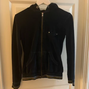 Svart kofta Bodytalk - Köpt för länge sen för ca 600kr och säljs inte längre. Använd några gånger inomhus men aldrig ute.Tyvärr saknas snörena. Priset kan diskuteras 